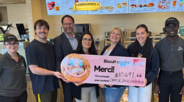 Près de 11 000 $ remis au Camp de jour Ensoleillé de McMasterville grâce à la campagne Biscuit sourire 2025 de Tim Hortons!