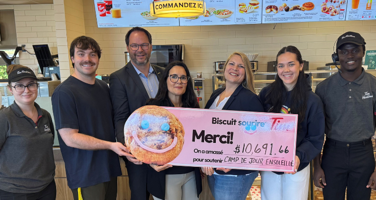 Près de 11 000 $ remis au Camp de jour Ensoleillé de McMasterville grâce à la campagne Biscuit sourire 2025 de Tim Hortons!