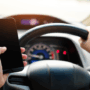 Pas de cellulaire au volant, même si le véhicule est à l’arrêt