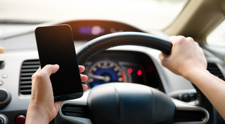 Pas de cellulaire au volant, même si le véhicule est à l’arrêt